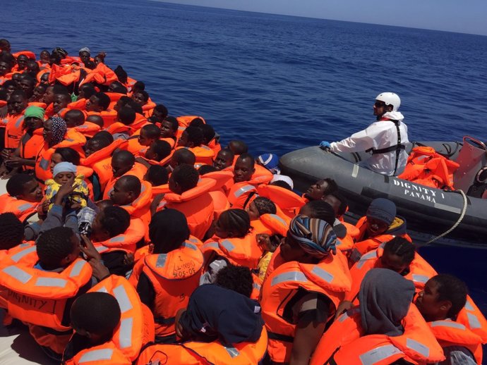 Personal del Dignity 1 rescatando a inmigrantes en el Mediterráneo