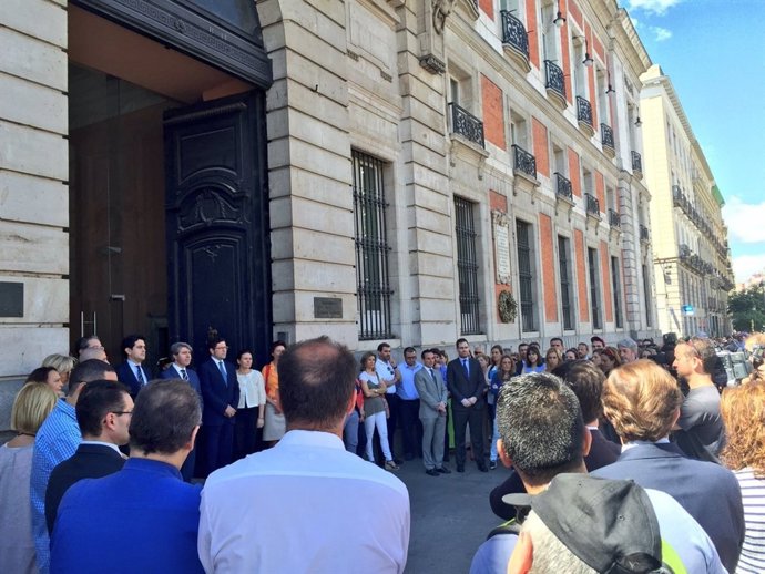 Minuto de silencio en la Real Casa de Correos