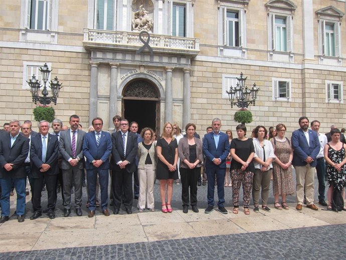 Representantes del Govern y del Ayuntamiento en un minuto de silencio