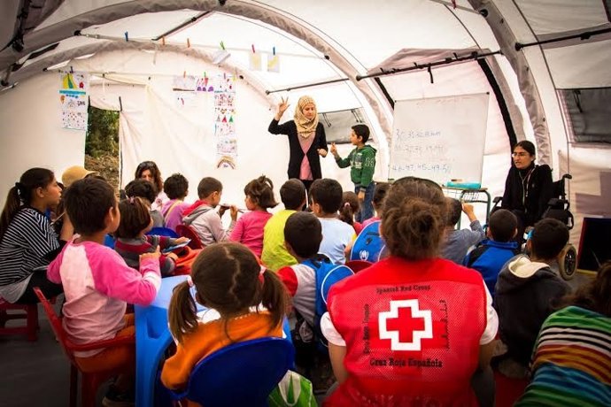 Cruz Roja presta ayuda a niños refugiados