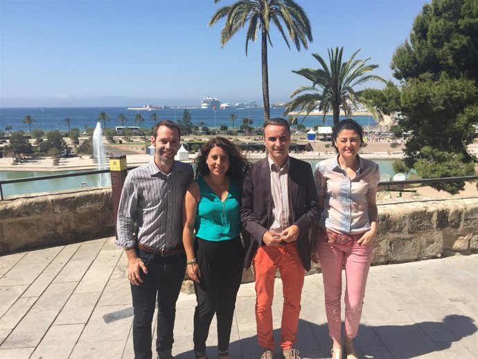 Pere Joan Pons junto a regidores