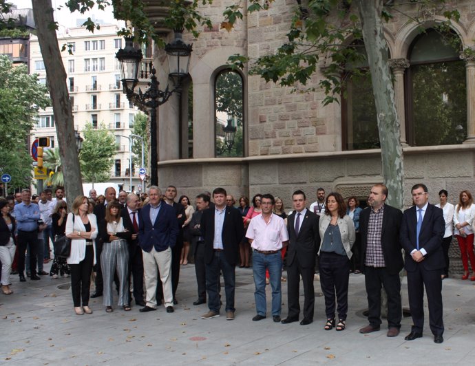 Minuto de silencio ante la Diputación de Barcelona por el atentado de Orlando