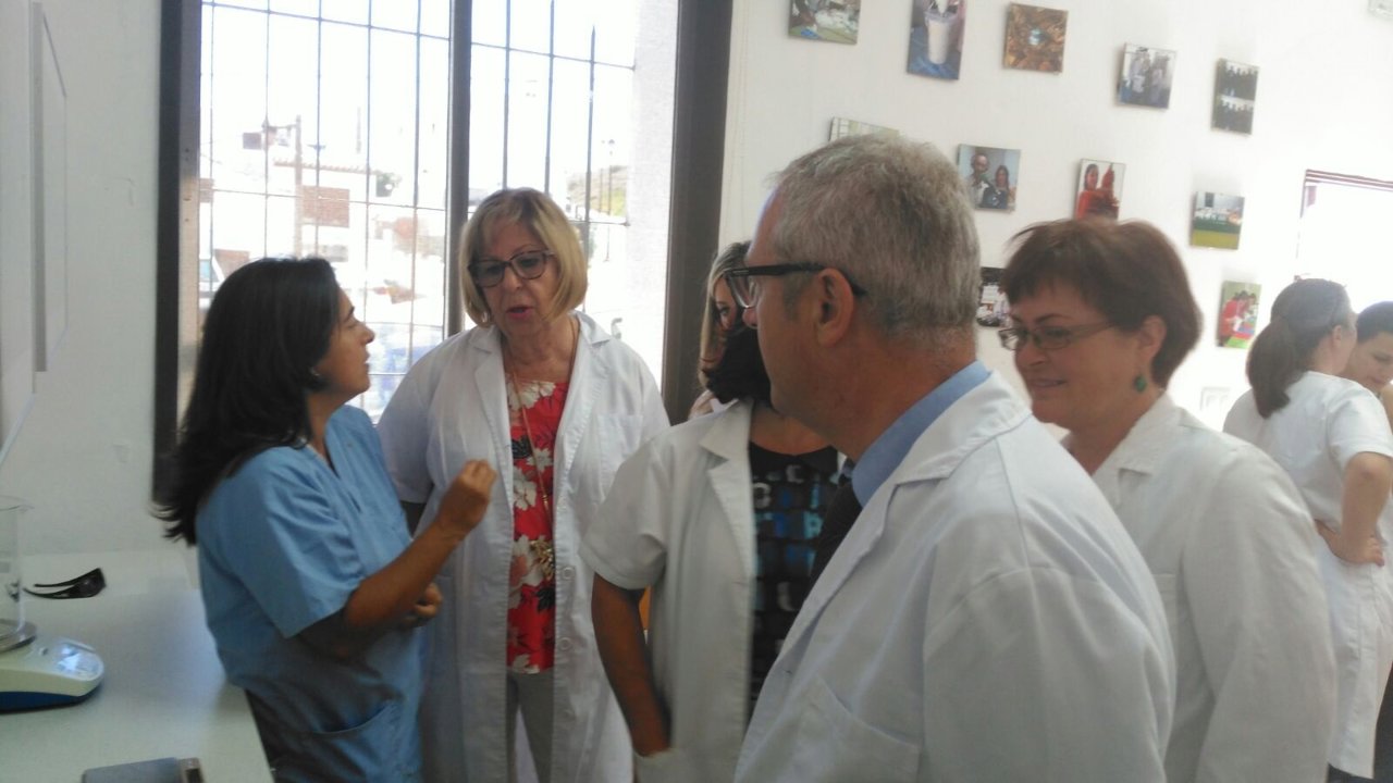 La consejera de Educación visita un aula en Tarifa