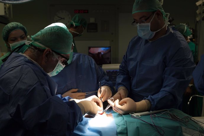 Operación de cirugía tiroidea en quirófanos del HUNSC