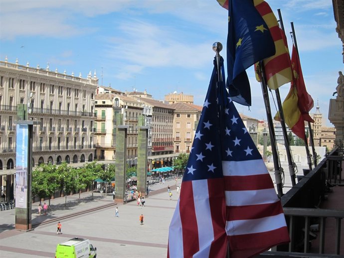 La bandera de Estados Unidos en el balcón del Ayuntamiento