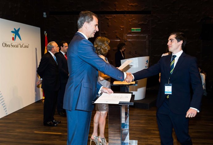 El rey entrega una de las becas de 'la Caixa' a un estudiante zaragozano