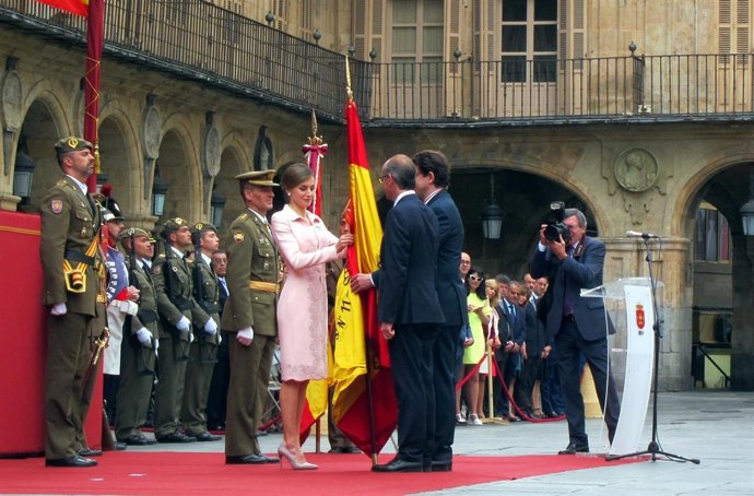 La Reina Letizia junto a la nueva bandera