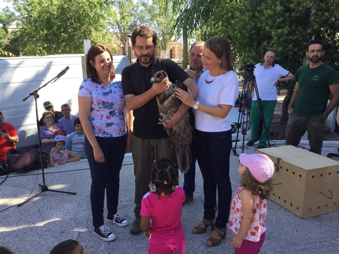 Un técnico de Gypaetus muestra la cría de quebrantahuesos Tugia a escolares.