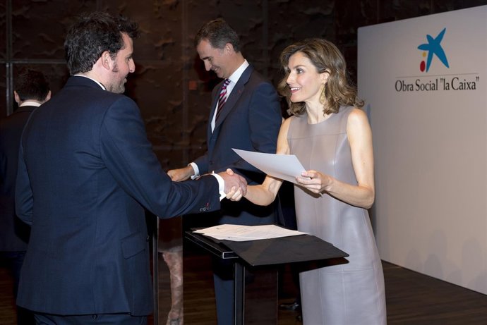 FOTOS+NOTA: LOS REYES ENTREGAN UNA BECA "LA CAIXA" A UN ESTUDIANTE CANTABRO