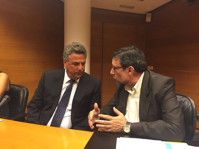 Ortiz, a la izquierda en la comisión de las residencias