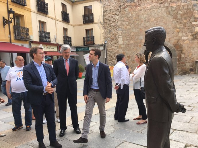 Feijoó )D) y Casado (I) ante la escultura de Suárez