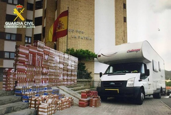 Dos detenidos en Lleida con una caravana cargada de tabaco de contrabando