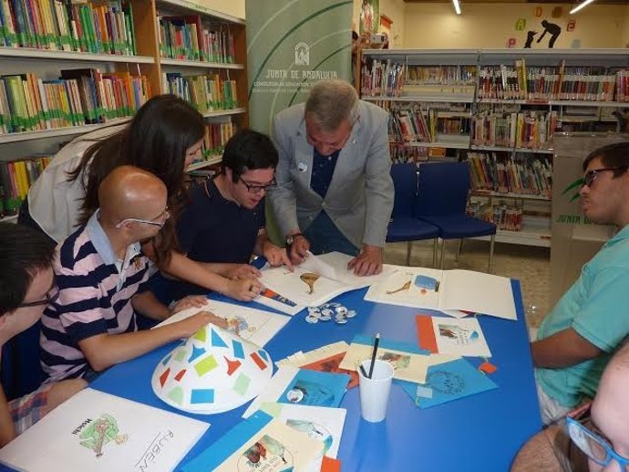 Alcalde (centro) durante la clausura del curso
