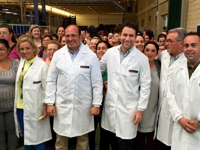 Pedro Antonio Sánchez y Teodoro García visitan Frutas Esther en Abarán