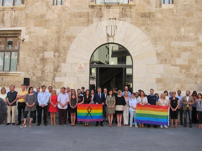 Concentración ante el Palau de la Generalitat en repulsa al atentado de Orlando