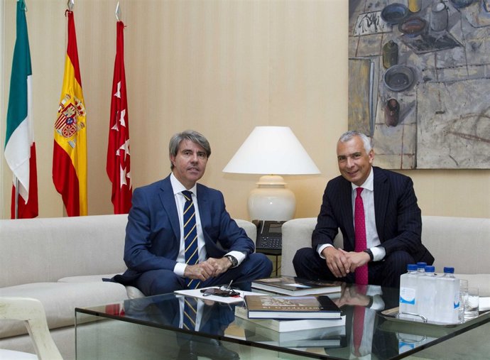 Ángel Garrido con el embajador de Italaia