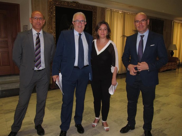 José Sánchez Maldonado con Isabel Ambrosio y representantes de la Junta