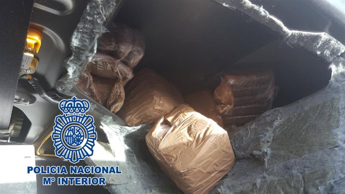 Droga incautada por la Policía Nacional en el doble fondo de un camión