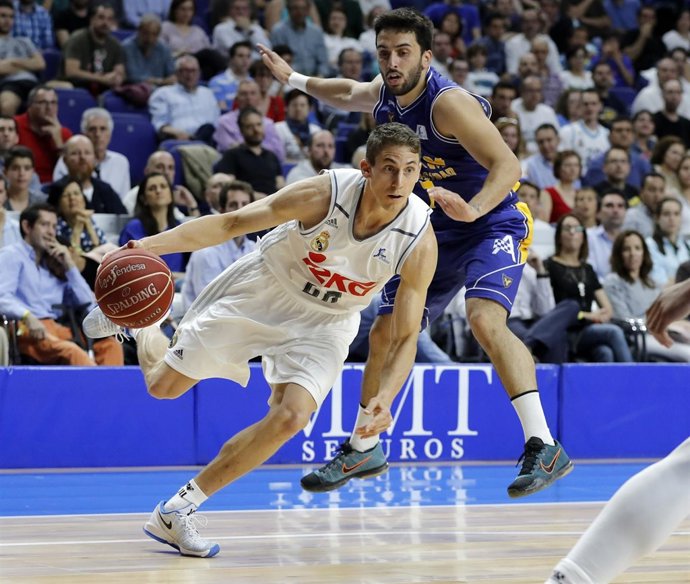 Jaycee Carroll entra a canasta ante Facu Campazzo