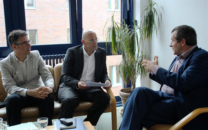 Jordi Foz (secr.Transparencia) Raül Romeva (conseller) C.De Swardt (TI)