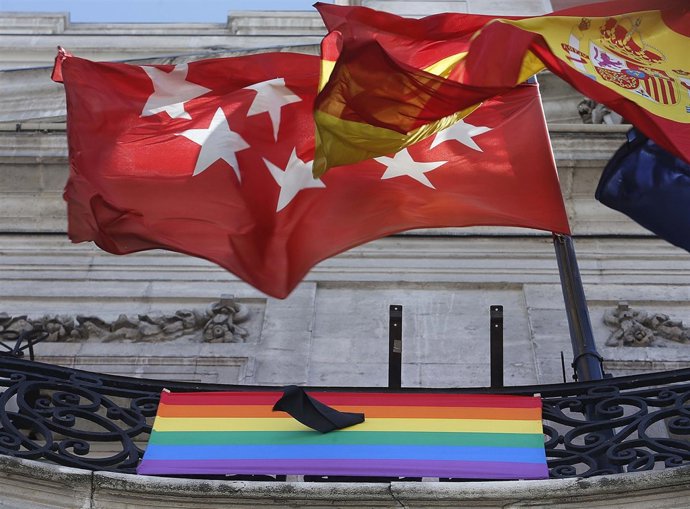 Bandera Arcoiris con crespón negro en la fachada de Sol