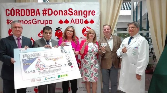 Luna (izda.) durante la presentación del cupón