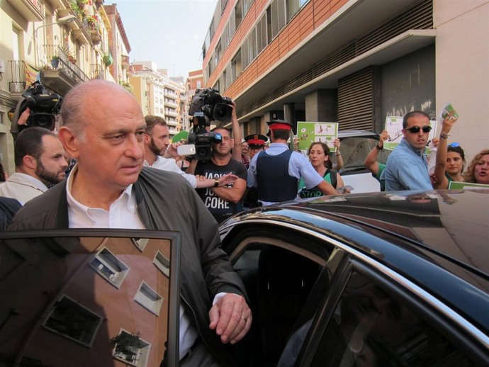 Activistas de la PAH protestan ante Jorge fernández Díaz (PP)