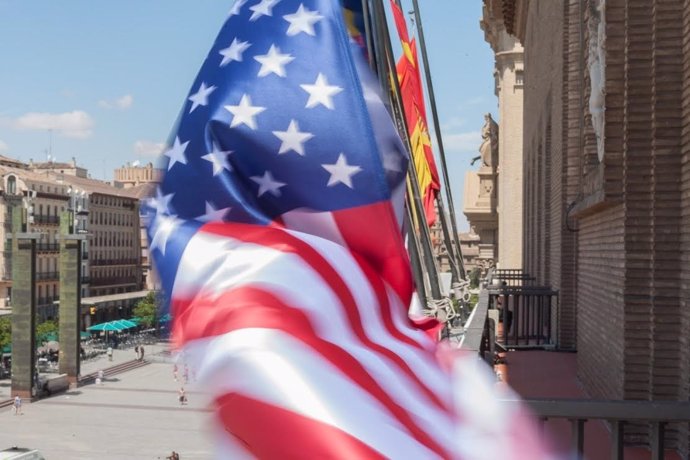 Bandera de USA en el Ayuntamiento de Zaragoza