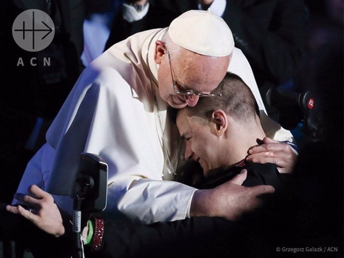 El Papa Francisco abraza a un joven