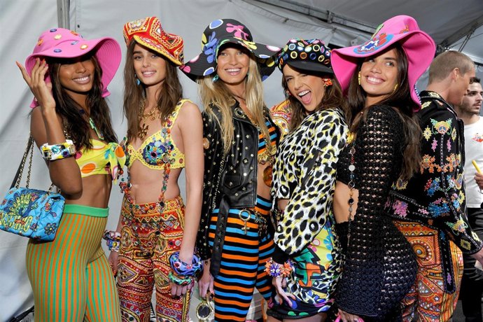 Moschino colección crucero con  algunas de los Ángeles de Victoria's Secret