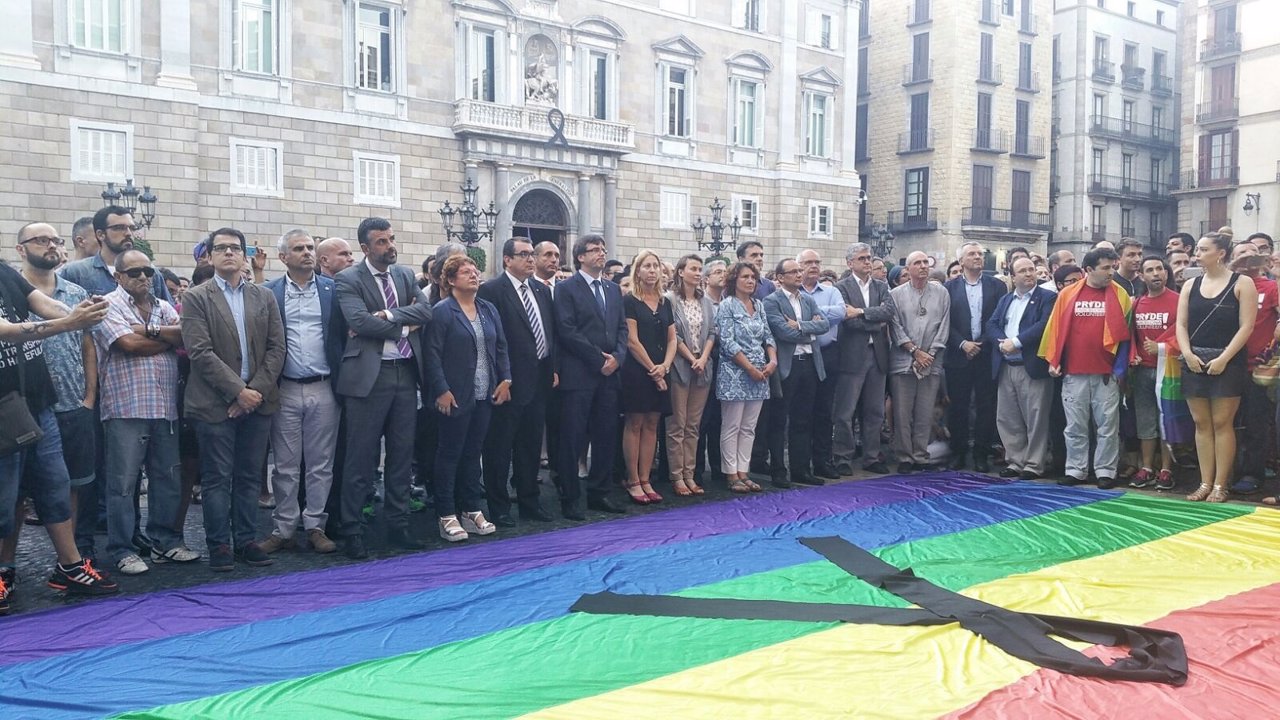 Puigdemont encabeza un minuto de silencio por la masacre de Orlando