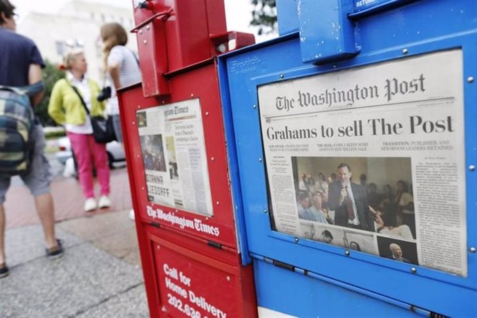 Una dispensadora de diarios ofrece copias del Washington Post