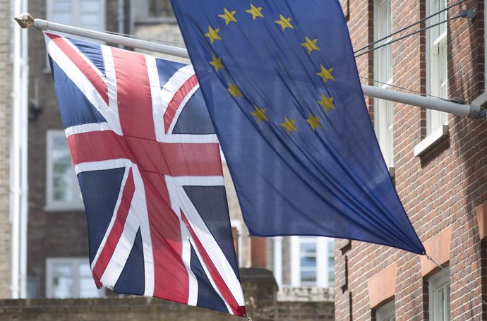 Banderas de Reino Unido y la Unión Europea