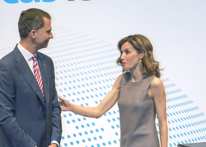 Don Felipe y Doña Letizia presiden el acto de entrega de las becas "la Caixa"