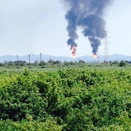 Columnas de humo en Repsol y Dow