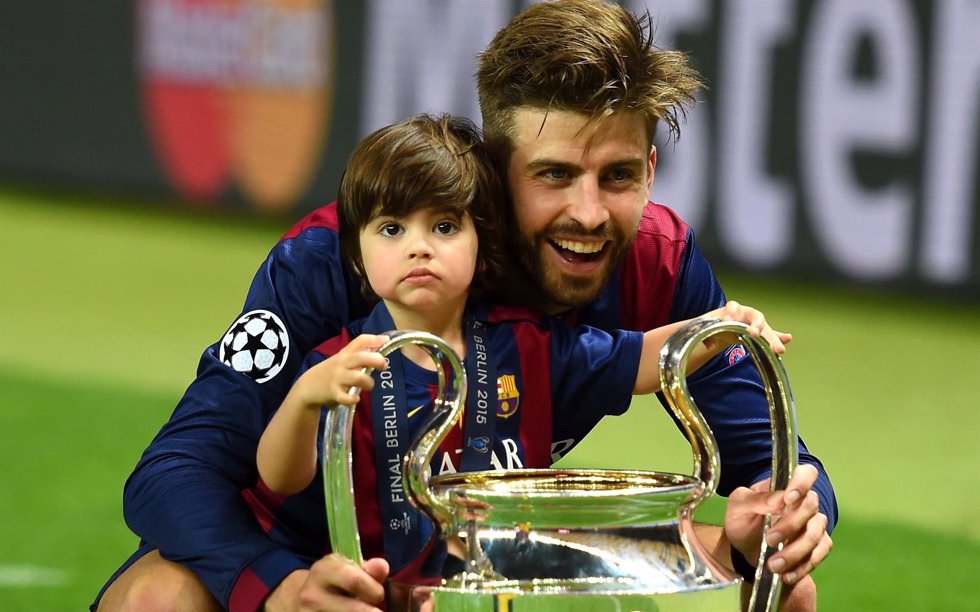  Gerard Pique Of Barcelona Poses With His Son Milan A