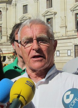 Joan Ribó haciendo declaraciones a los medios de comunicación