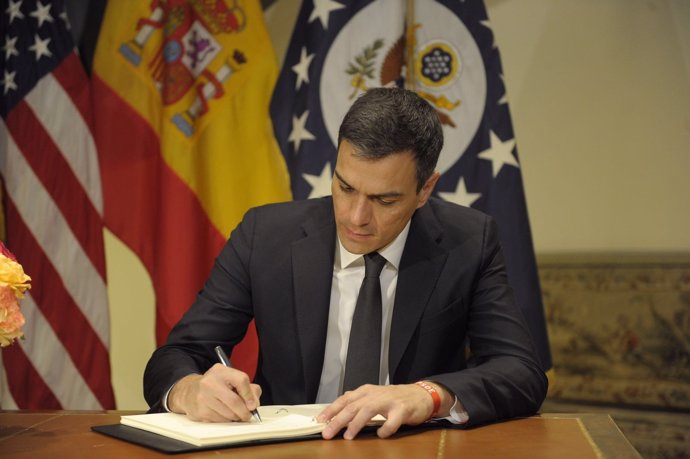 Pedro Sánchez firmando el libro de condolencias tras el atentado en Orlando