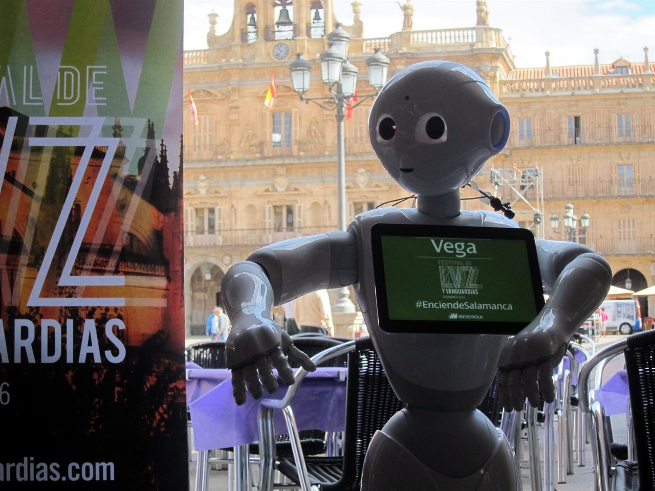 El robot Vega en la Plaza Mayor de Salamanca
