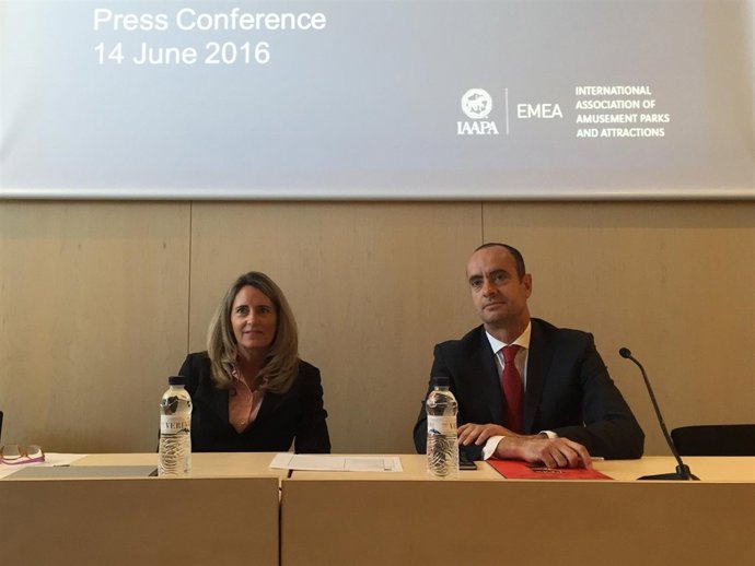 Karen Staley (IAAPA) y Fernando Aldecoa (PortAventura)