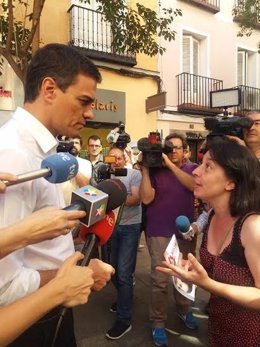 Pedro Sánchez reparte propaganda en el centro de Madrid