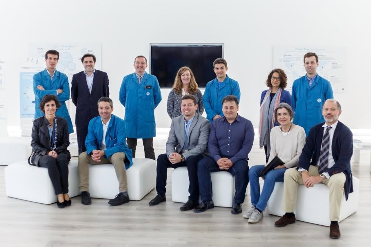 Responsables de la Universidad de Navarra y de Volkswagen Navarra.