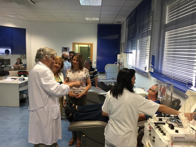 Cobo (c) visita el Centro de Transfusión Sanguínea de Jaén.