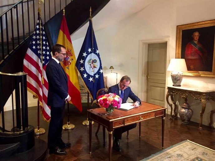 Alfonso Alonso, firmando el libro de condolencias por el atentado de Orlando