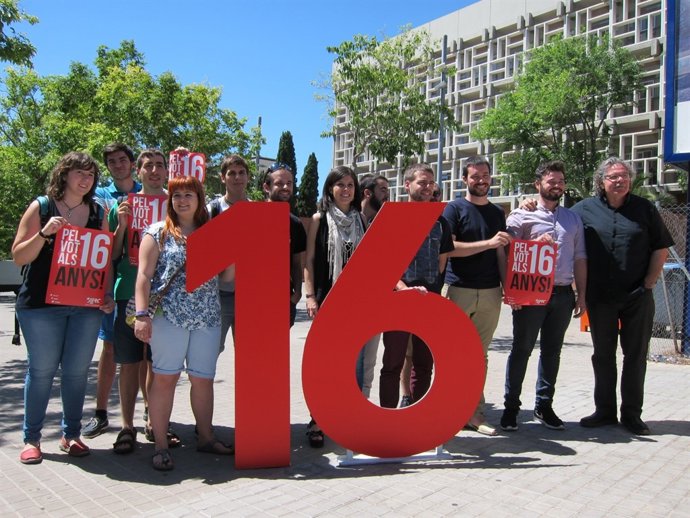 G.Rufián y J.Tardà (en el extremo derecho) con miembros de las JERC