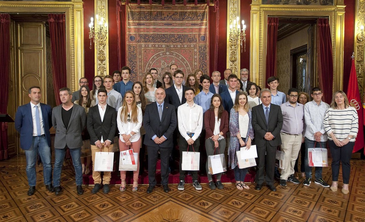 Foto de grupo de los premiados con el consejero Mendoza. 