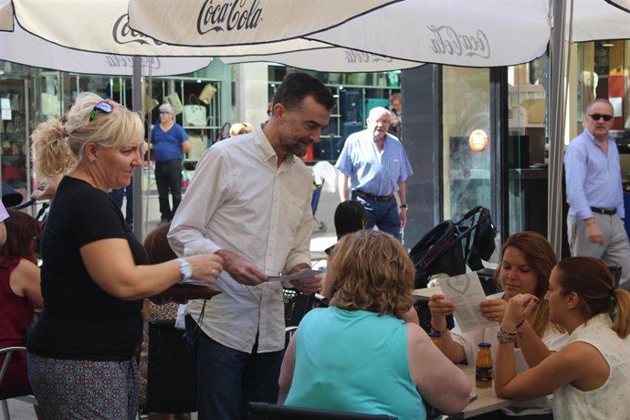 Antonio Maíllo repartiendo propaganda electoral
