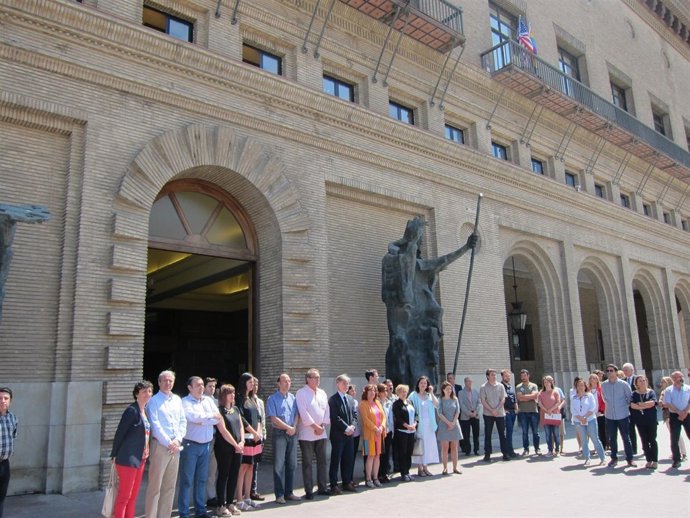 Minuto de silencio en el Ayuntamiento de Zaragoza tras el atentado de Orlando
