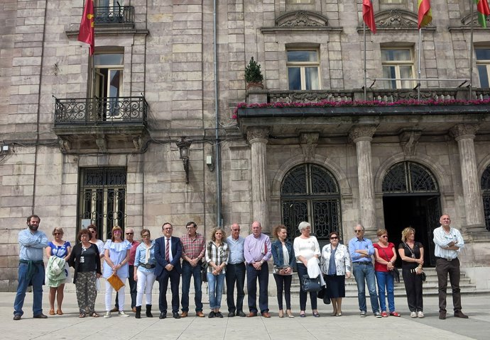 Minuto de silencio frente al Palacio Municipal