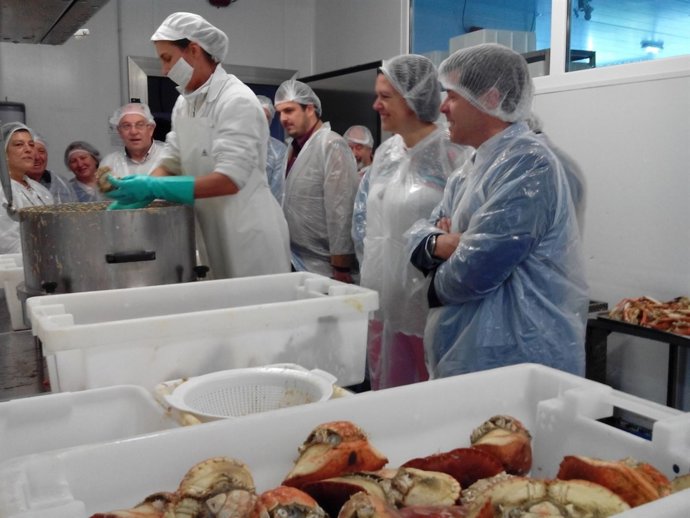Susana López Ares en una empresa de marisco en Oviñana